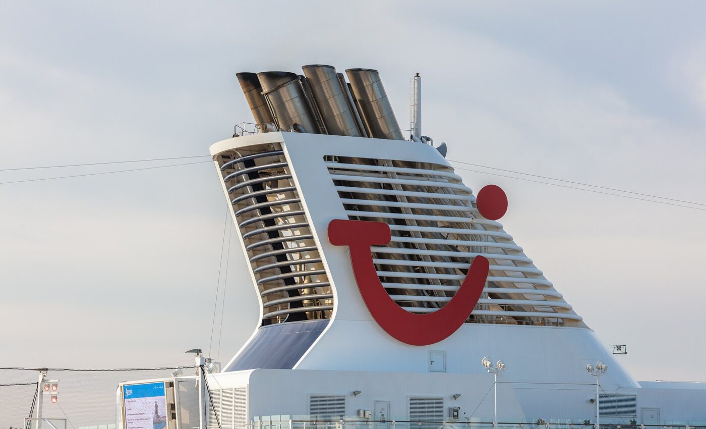 Schiff der Mein-Schiff-Flotte von TUI Cruises im Hafen