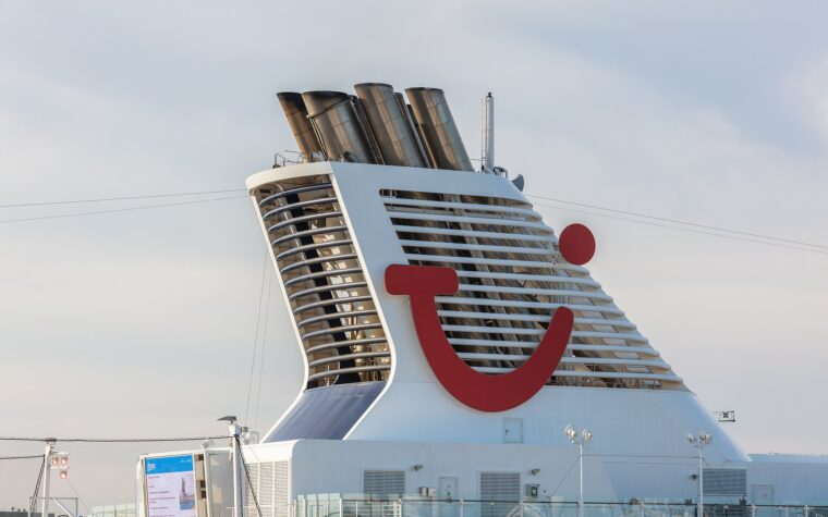 Schiff der Mein-Schiff-Flotte von TUI Cruises im Hafen